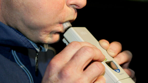 Nachts mit Alkohol im Tank zu schnell durch Cuxhaven-Lüdingworth: Autofahrer erwischt