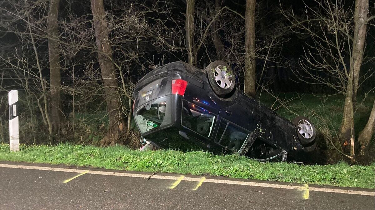 Bei dem Unfall überschlug sich ein Pkw und landete im Seitengraben. Foto: Lange