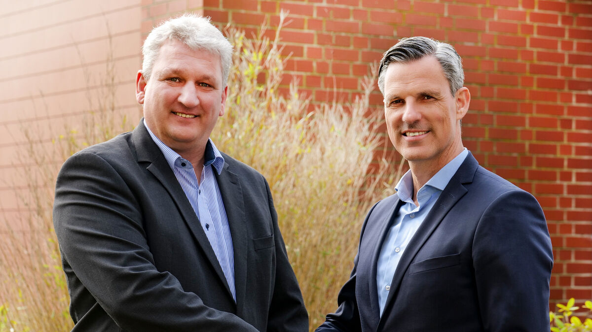 Harald Wilbert (r.) übernimmt den Posten des Finanzvorstands der PNE AG von Jörg Klowat. Foto: PNE