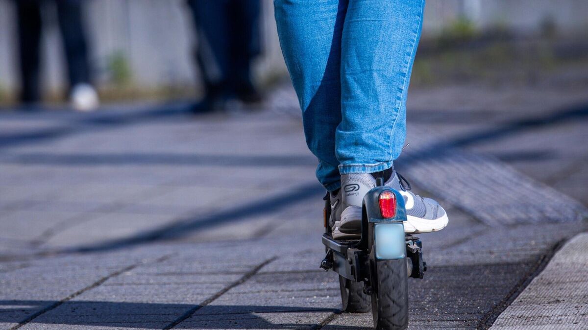 Ab dem 1. Juni sind E-Scooter in Bussen und Straßenbahnen nicht mehr zugelassen. Foto: Jens Büttner/dpa