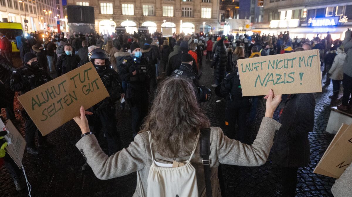 Eine Gegendemonstrantin während einer Kundgebung gegen Corona-Maßnahmen in Frankfurt. Ein Modell, wie Zivilcourage aussehen kann - aber auch ohne direkte Konfrontation kann Haltung gezeigt werden. Foto: Sebastian Gollnow/dpa