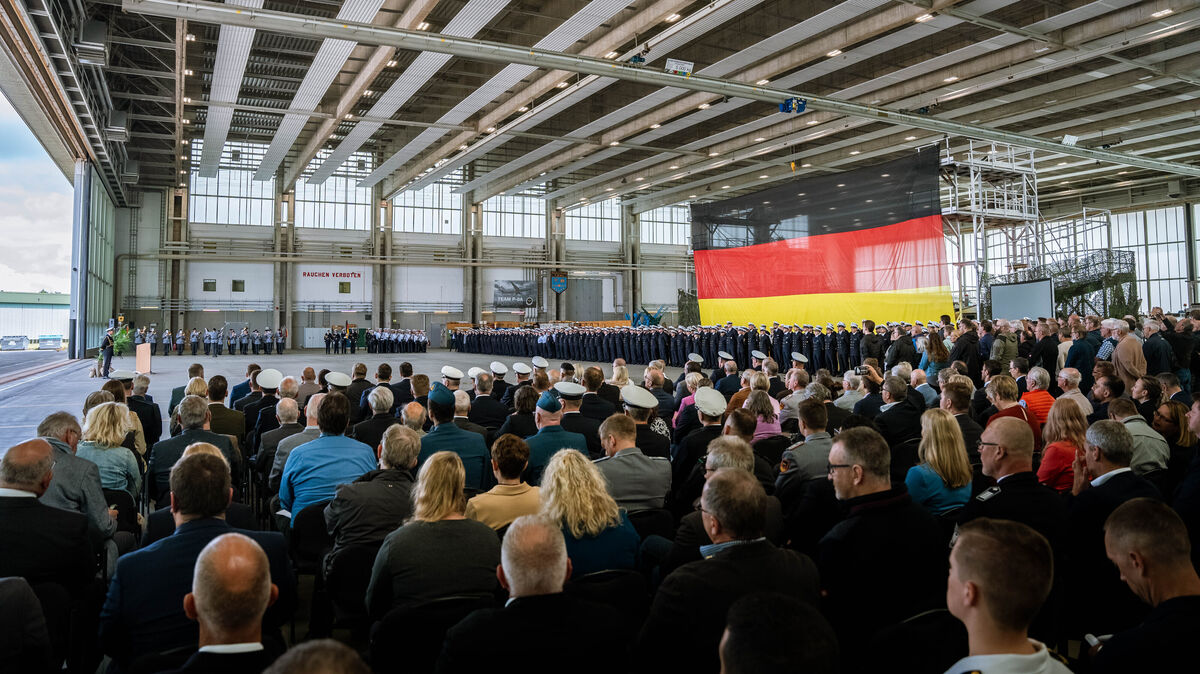 Hunderte Soldaten sowie zahlreiche Ehrengäste feierten am Montag im Marinestützpunkt Nordholz den 60. Jahrestags des Marinefliegergeschwaders 3 und das 30-jährige Bestehen der Ölaufklärung. Foto: Keck
