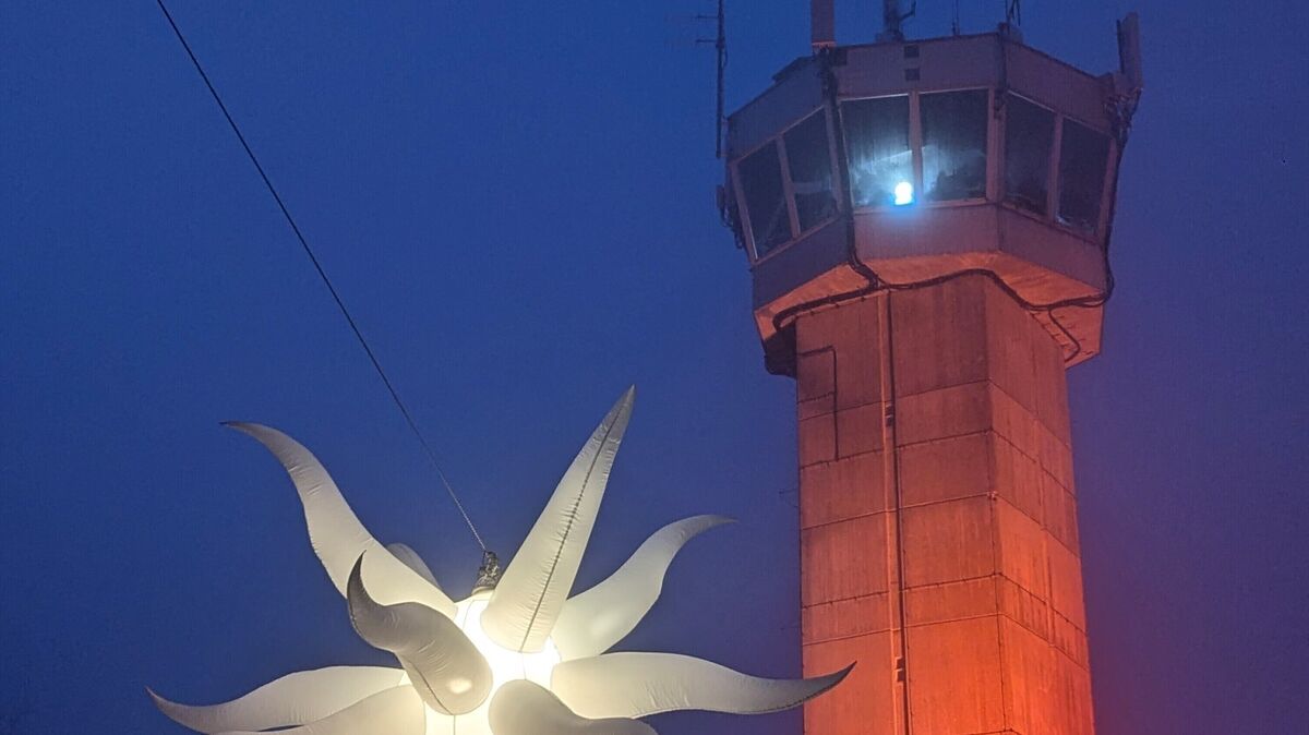 Der Aussichtsturm in der Wingst erstrahlte zum "Olympischen Feuer" im dichten Nebel. Foto: Brettschneider