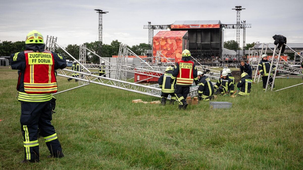 Als der Aufbau auf dem Infield in Wanhöden noch im Gange ist, wird das Sturm-Szenario geprobt. Bühnen-Aufbauten könnten durch Böen umstürzen und Besucher verletzen. Foto: Nina Germer