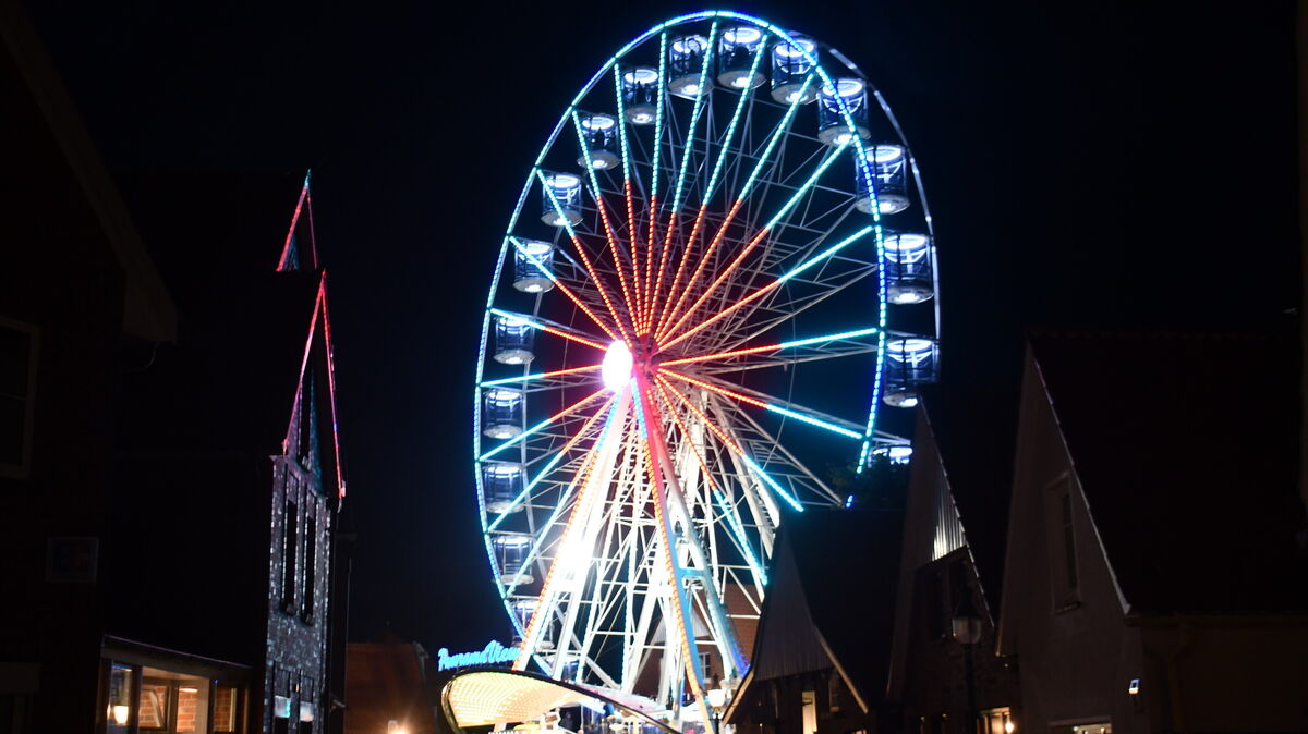 Auch - und gerade - bei Nacht ein Hingucker für die Altstadtfestbesucher: das Riesenrad in der Nähe des historischen Rathauses in Otterndorf. Foto: Schröder