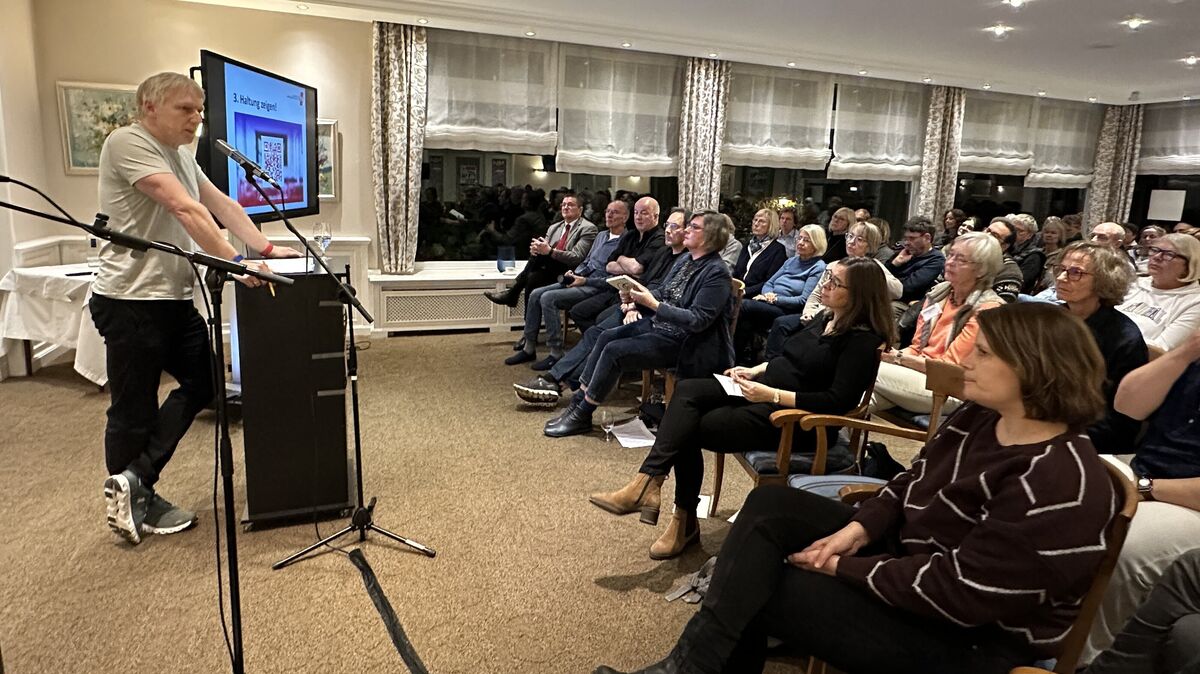 GEW-Landesvorsitzender Stefan Störmer hat sich in den sozialen Medien umgeschaut und ist auf ausgeklügelte Taktiken gestoßen, mit denen sich  rechtsextreme Influencer und Gruppierungen an Jugendliche heranmachen.