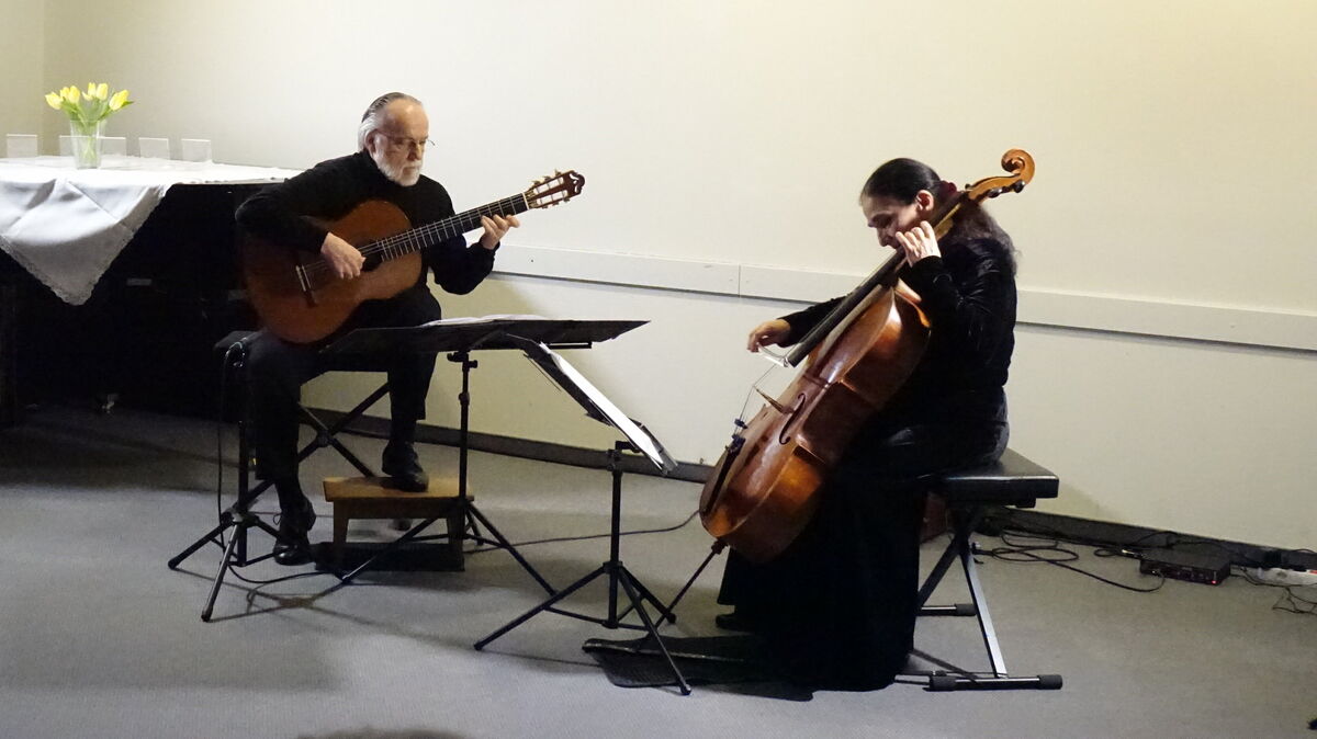 Das Duo Burstein und Legnani bei seinem Neujahrskonzert in der Cuxhavener Stadtbibliothek. Foto: Märthe Werder
