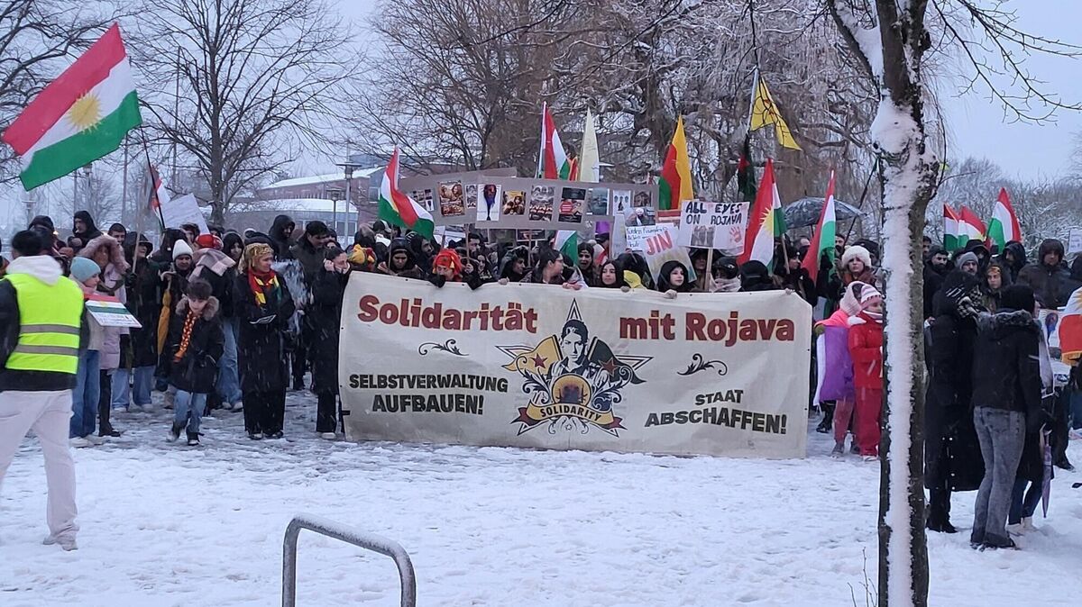 „Solidarität mit Rojava“ steht auf einem großen Banner im Zentrum der Menge. Foto: Werder