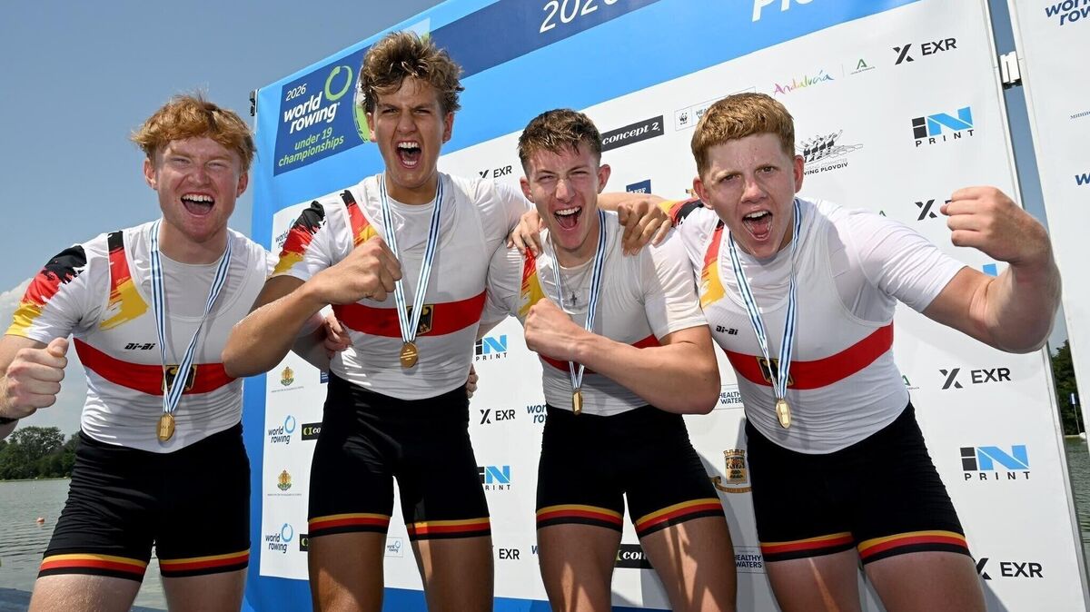 Christopher tom Wörden (r.) und seine drei Teamkollegen schreien die Freude heraus nach dem Titelgewinn bei der U19-Ruder-Weltmeisterschaft im bulgarischen Plowdiw. Foto: Deutscher Ruderverband/ Seyb