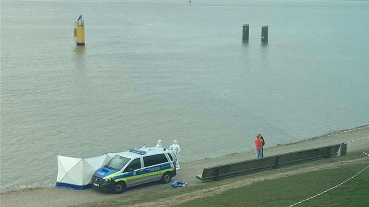 Am Dienstag wurde ein Koffer direkt an der Wasserkante der Weser gefunden. Die Polizei baute einen Sichtschutz auf. Ein Leser spielte dem Bremerhavener Nachrichtenportal "nord24" ein Foto zu. Foto: privat