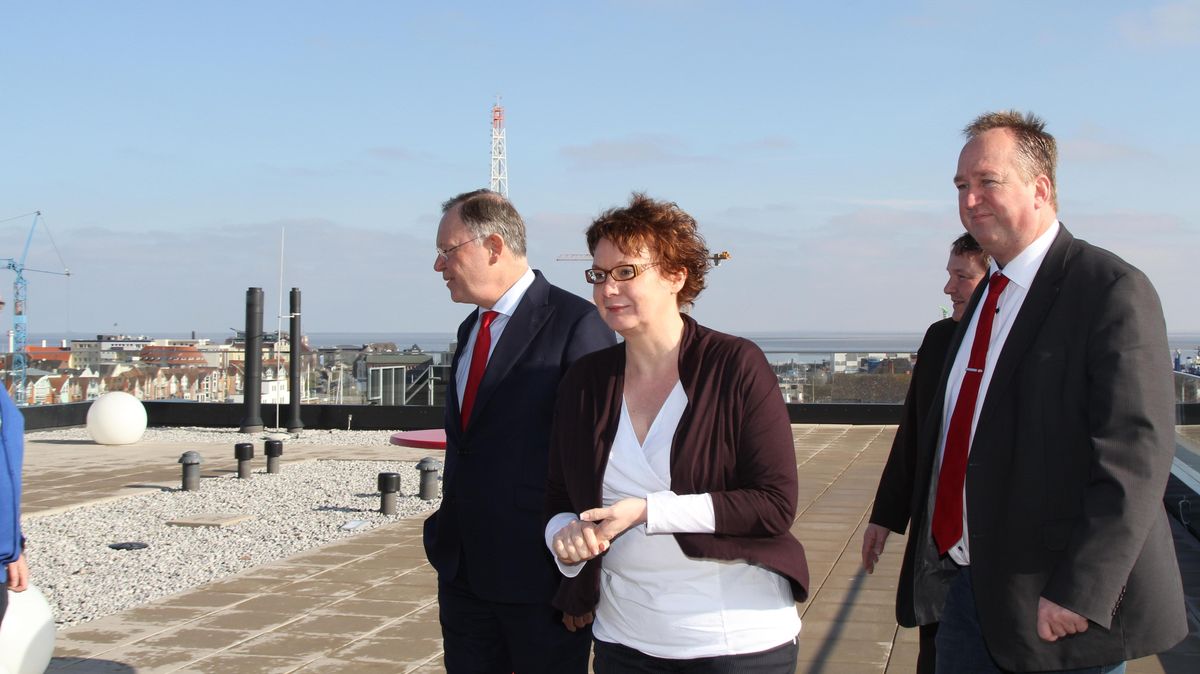 Daniela Behrens, damals noch Staatssekretärin in Hannover, 2016 mit Ministerpräsident Stephan Weil (l.) und dem Landtagsabgeordneten Uwe Santjer auf dem Dach des Havenhostels in Cuxhaven. Nun hat es sie nach Berlin gezogen. Foto: Reese-Winne
