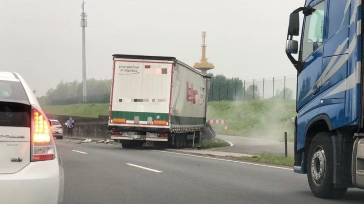 Der Lkw krachte gegen das Tunnelportal. Foto: red