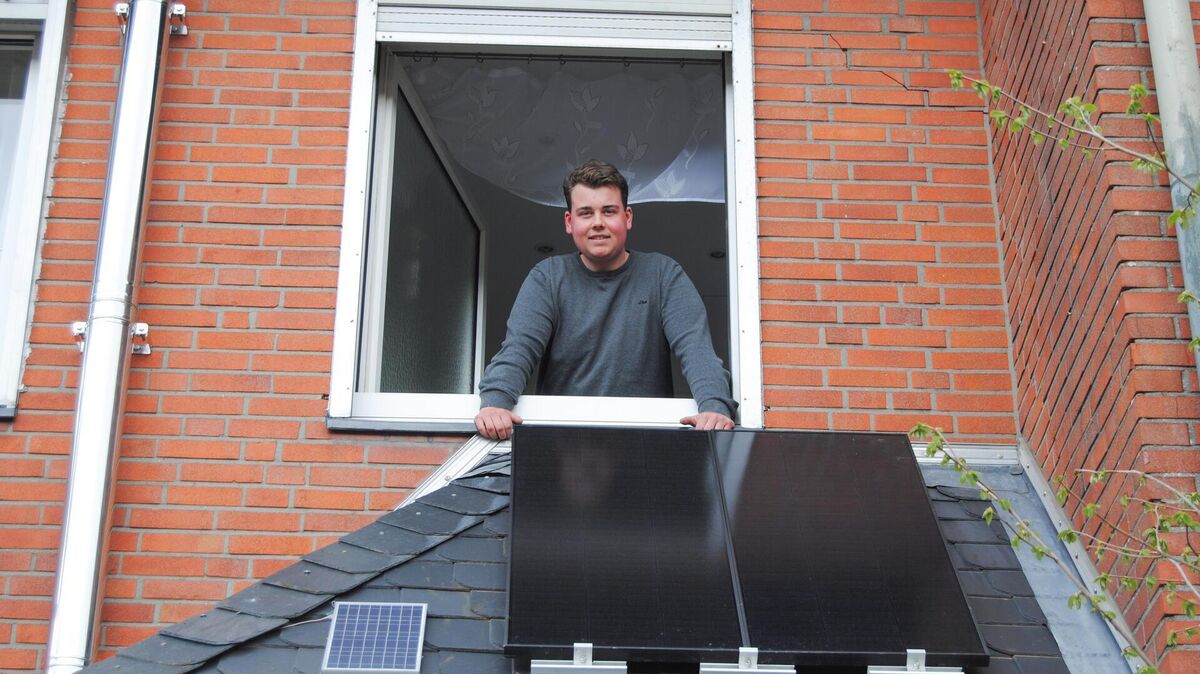 Jannes Hanskes Solarmodule fangen den ganzen Tag über die Sonne ein. Um möglichst effizient Strom zu produzieren, hat der 18-Jährige sein Kraftwerk in drei Himmelsrichtungen ausgerichtet. Foto: Levin Meis