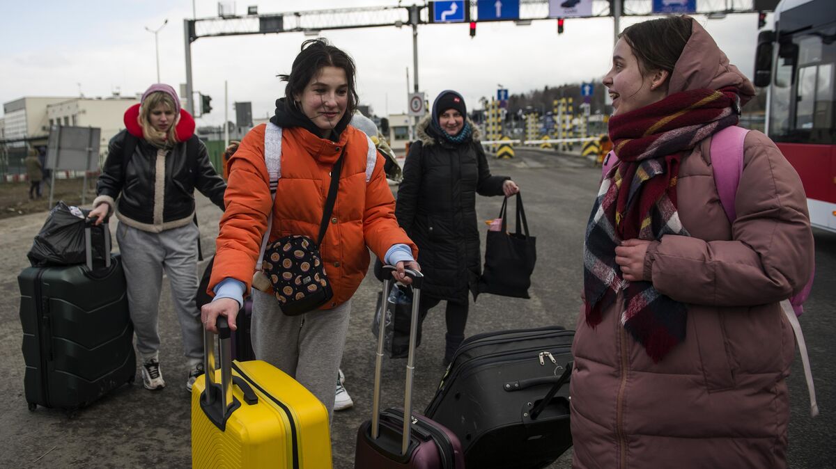 Der Krieg zwischen Russland und der Ukraine sorgt für Flüchtlingsströme aus dem Land. Das bewegt auch den Cuxhavener Landrat Kai-Uwe Bielefeld (parteilos). Der hat sich jetzt in einem solidarischen Statement geäußert und Haltung gezeigt. Foto: Attila Husejnow/dpa