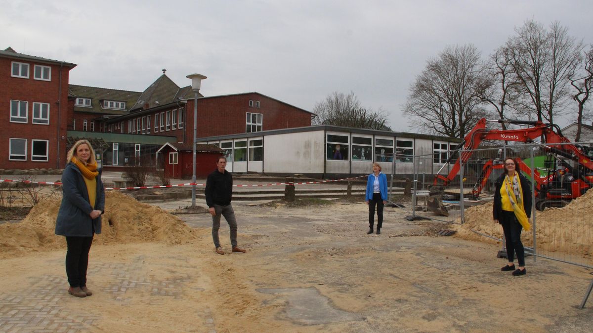 Die Baustelle ist eingerichtet, es kann beginnen: Am Montag ist Baustart für die Sanierung der Otterndorfer Grundschule. Sehr zur Freude von Maren Herting, Frank Thielebeule, Elisabeth Baumann und Irene Lengsfeld (v.l.). Zuerst wird der rechte Flachdachanbau abgerissen. Foto: Kramp