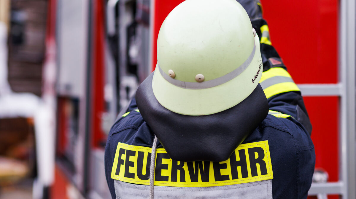 Die Feuerwehr rückt in der Nacht in die Brahmsstraße aus. Symbolfoto: Philipp von Ditfurth/dpa