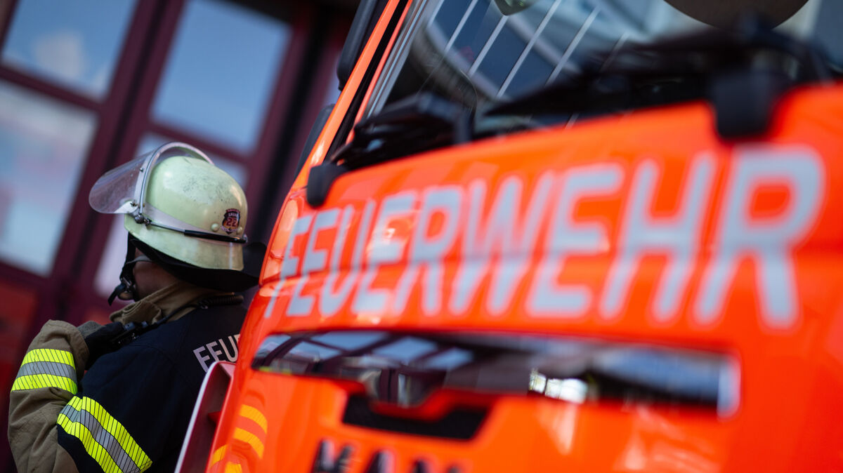 Die Feuerwehr rückte mit mehreren Einsatzfahrzeugen aus. Symbolfoto: Marijan Murat/dpa