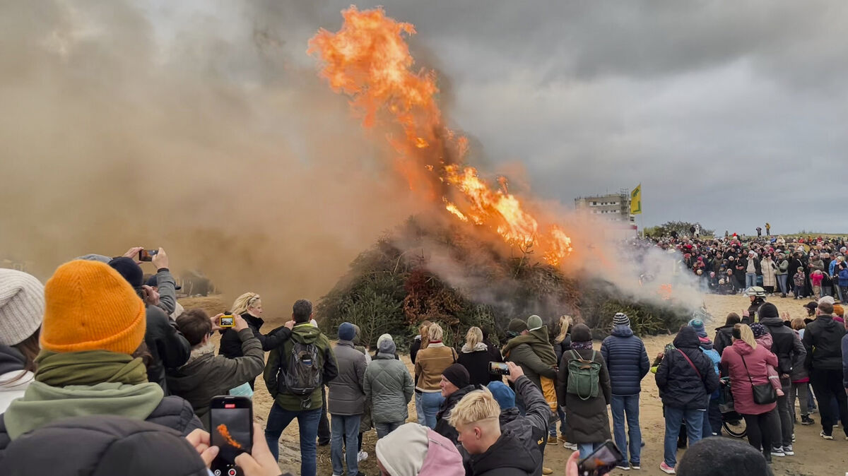 Zu Beginn der Osternacht (Karsamtag auf Ostersonntag) wurde auf dem Strandabschnitt vor dem Strandhaus Döse ein Osterfeuer entfacht. Als größte Veranstaltung dieser Art zog die Feier nicht nur Einheimische, sondern auch Hunderte von Gästen an. Foto: Koppe