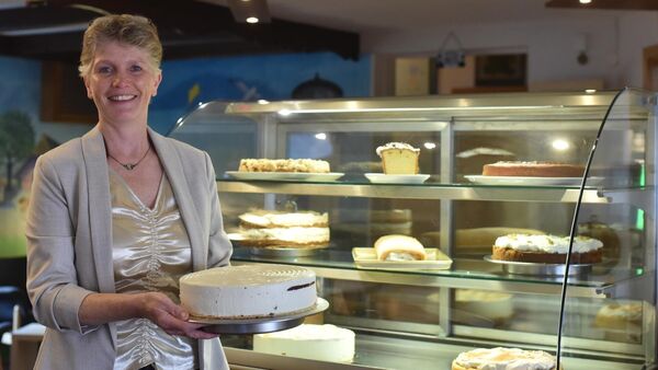 Cuxhaven-Altenbruch: Café setzt auf Unkraut-Zutat - Wie Peter Lustig zur Idee beitrug