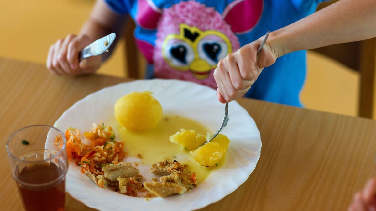Die Kosten für Mahlzeiten in Kindertagesstätten stehen im Fokus der Sparmaßnahmen der Samtgemeinde Hemmoor. Foto: Jens Büttner / dpa