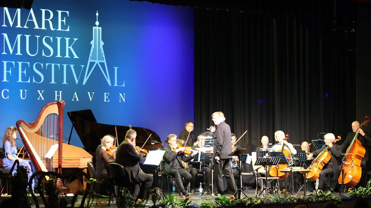 Die Bühne der Kugelbake-Halle Cuxhaven, geziert vom Logo des MareMusikFestivals – hier wird am 25. September die erste offene Audition für „Carmina Burana“ stattfinden.