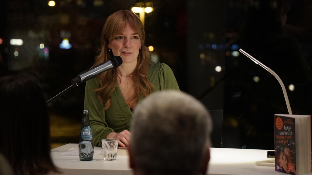 Anne Dittmann liest im Havenhostel Cuxhaven aus ihrem Buch „​Jungs von heute, Männer von morgen – Was unsere Söhne für eine gleichberechtigte Zukunft von uns brauchen“. Foto: Brettschneider