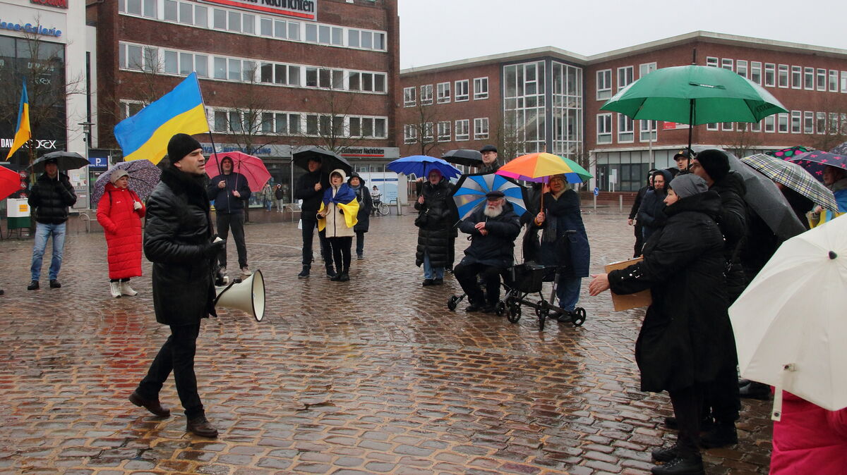 Rund 50 Teilnehmerinnen und Teilnehmer begrüßte Oleg Maksymenko anlässlich einer Solidaritätskundgebung für die Ukraine auf dem Cuxhavener Kaemmerplatz. Die Veranstaltung fand im Vorfeld des Jahrestages der russischen Invasion (sie bagann am 24. Februar 2022) statt. Foto: Koppe