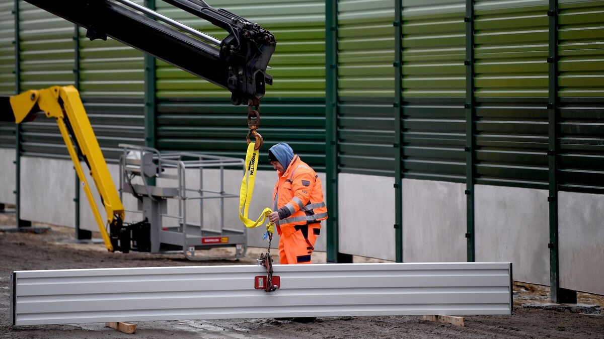 Die Farbgebung der Schallschutzwände ist variabel; sie reicht von Pink bis Grün. Doch die Farbauswahl steht erst am Ende des Planungsprozesses, der jetzt in Hemmoor und Hechthausen erst gestartet worden ist. Die möglicherweise betroffenen Anwohner und Anwohnerinnen waren in den letzten Tagen angeschrieben, informiert und zu einer Info-Veranstaltung in dieser Woche eingeladen worden. Foto: Britta Pedersen/dpa