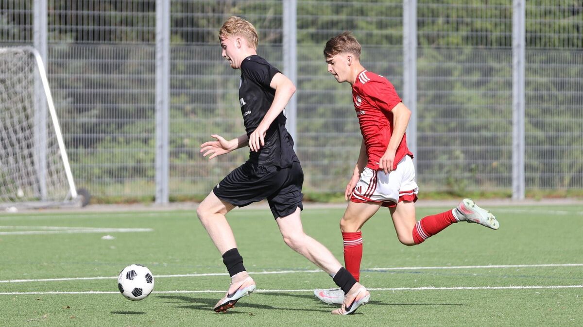 JFV Cuxhavens Angreifer Ben Wagner war nur schwer zu stoppen von seinen Gegenspielern. In dieser Szene setzte er sich gegen Melvin Niehaus durch und erzielte eines seiner drei Tore gegen die SpVgg BISON. Foto: Unruh