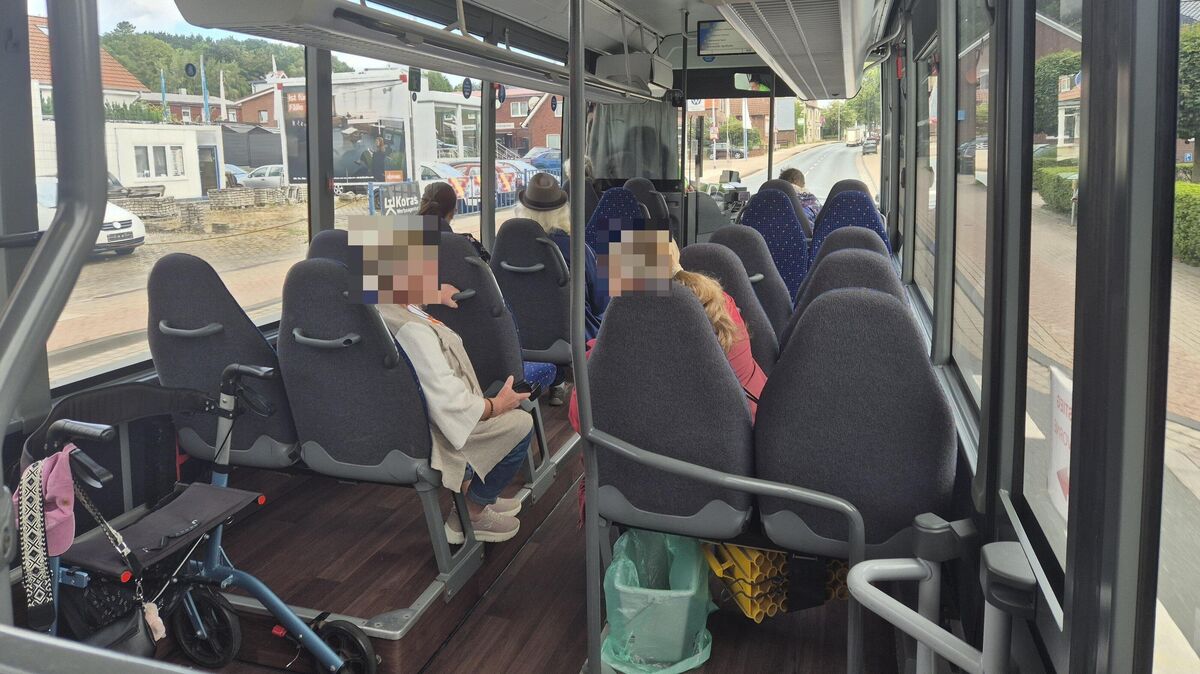 Auf dem Weg Richtung Innenstadt: Fahrgäste in einem Buspunkt-Bus auf der Linie 1021. Foto: Pintaske-Kästner