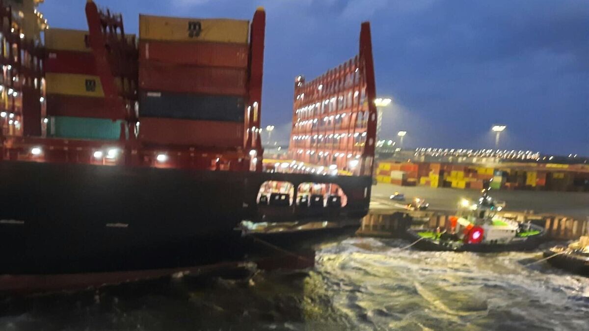 Die „Mein Schiff 3“, die am Sonntag an der Columbuskaje anlegte, stieß gegen Abend mit einem Containerschiff zusammen, das hier zu sehen ist. Foto: Privat