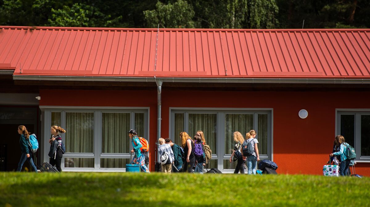 Angesichts der steigenden Infektionszahlen durch die Coronavirus-Variante Omikron sind mehrtägige Klassenfahrten in Niedersachsen bis zu den Osterferien verboten. Foto: Andreas Arnold/dpa