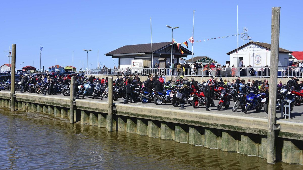 Die Pier auf der Nordseite des Dorumer Kutterhafens wird in der Saison oft von unzähligen Motorradfahrern als Abstellplatz für ihre Maschinen genutzt. Foto: Ulich