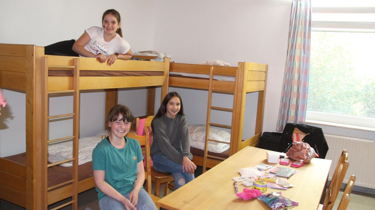 Hanna, Mia Lara und Mia fühlen sich in ihrem Zimmer im Schullandheim richtig wohl - aber auch sonst sind die Schülerinnen des Kreisgymnasiums Wesermünde voll des Lobes über die Einrichtung. Foto: Kramp