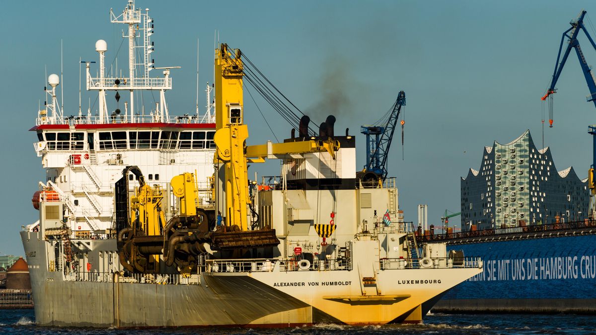 Saugbaggerschiff im Hamburger Hafen vor der Kulisse der Elbphilharmonie. Mit einem Appell an Bund und Hamburg fordern jetzt Bürgerinitiativen, Fischer und Obstbauern, die intensive Baggerei im Fluss einzustellen und das Ökosystem des Flusses wieder in Ordnung zu bringen. Foto: Gateau / dpa
