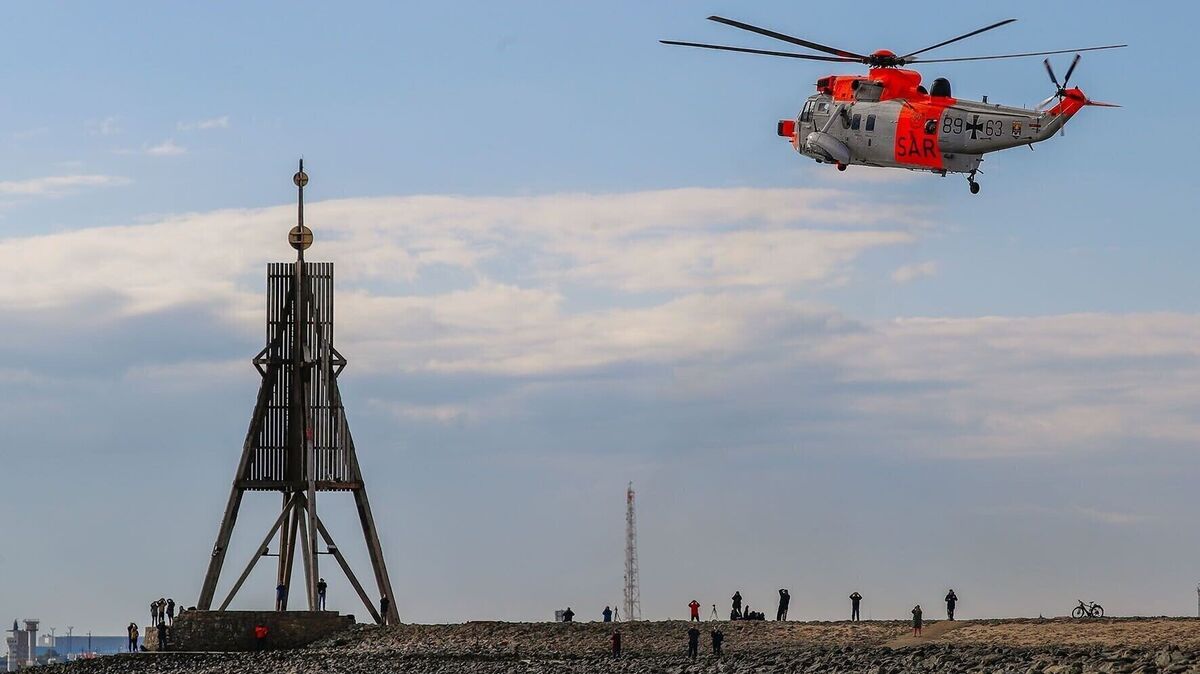 Einer der letzten seiner Art in der deutschen Marine: Ein "Sea King" Mk 41 in Sonderlackierung an der Kugelbake. Foto: red