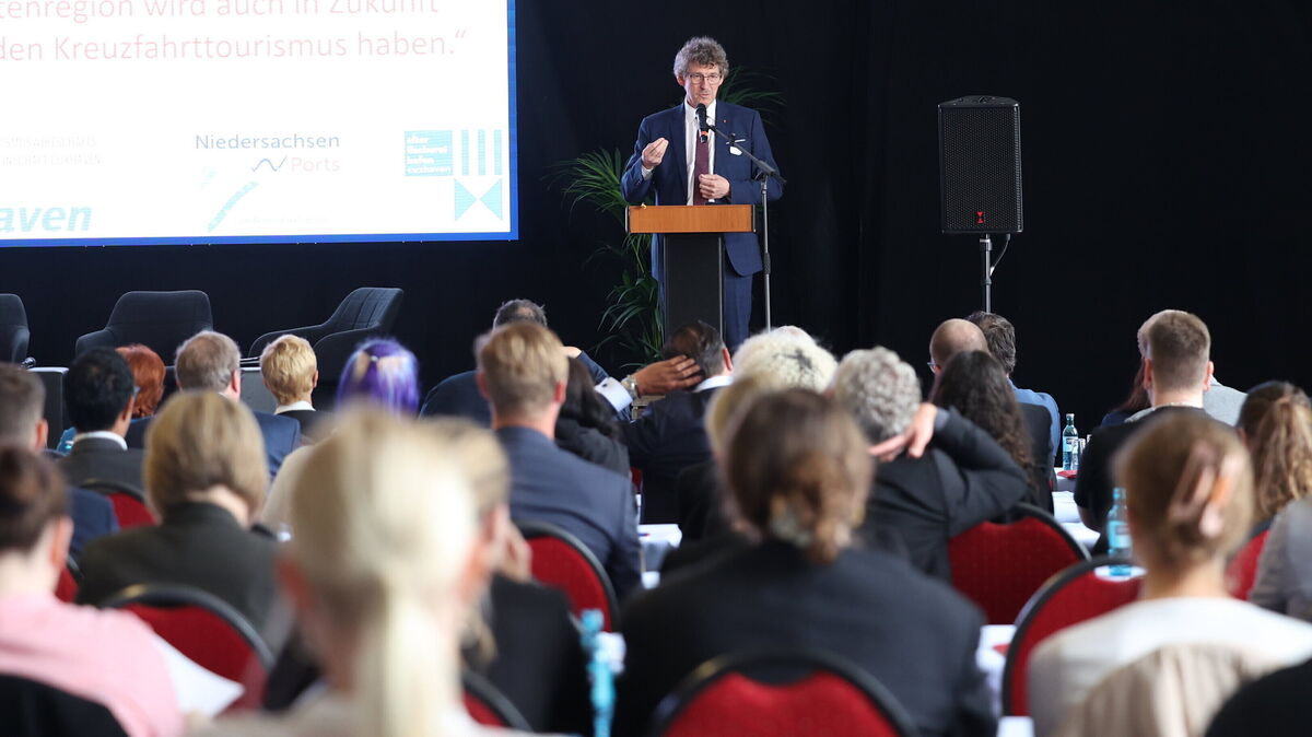 Staatssekretär Frank Doods ist überzeugt, dass die niedersächsische Küstenregion auch in Zukunft eine große Bedeutung für den Kreuzfahrttourismus haben wird. Foto: Fischer