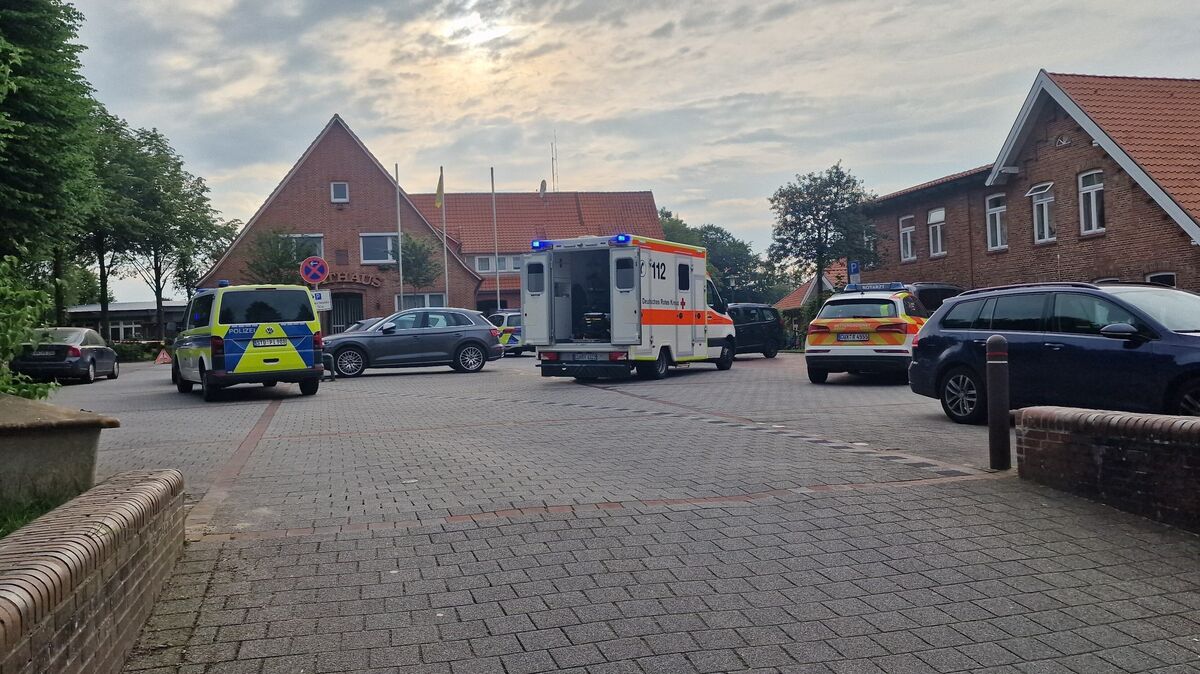 Viele Einsatzfahrzeuge stehen auf dem Marktplatz in Hechthausen. Die Einsatzkräfte versuchen, den Tathergang zu ermitteln. Foto: Lange