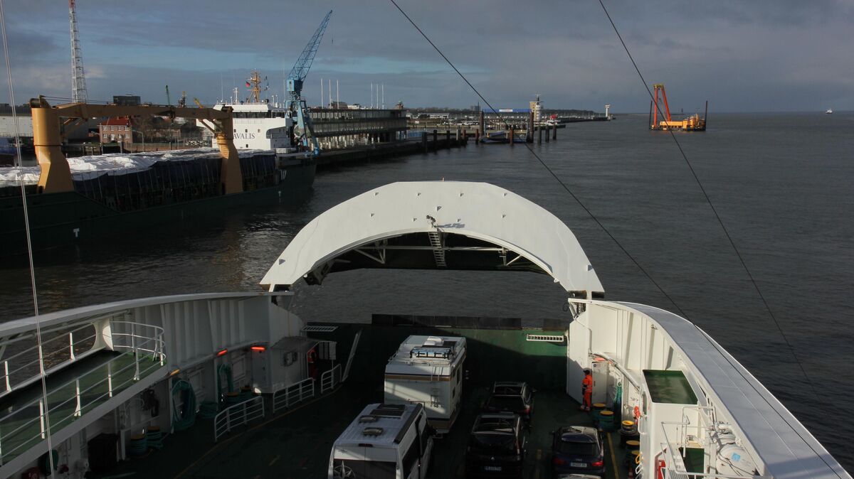 Die Elbfähre "Greenferry I" vor dem Anlegen in Cuxhaven. Foto: Sassen