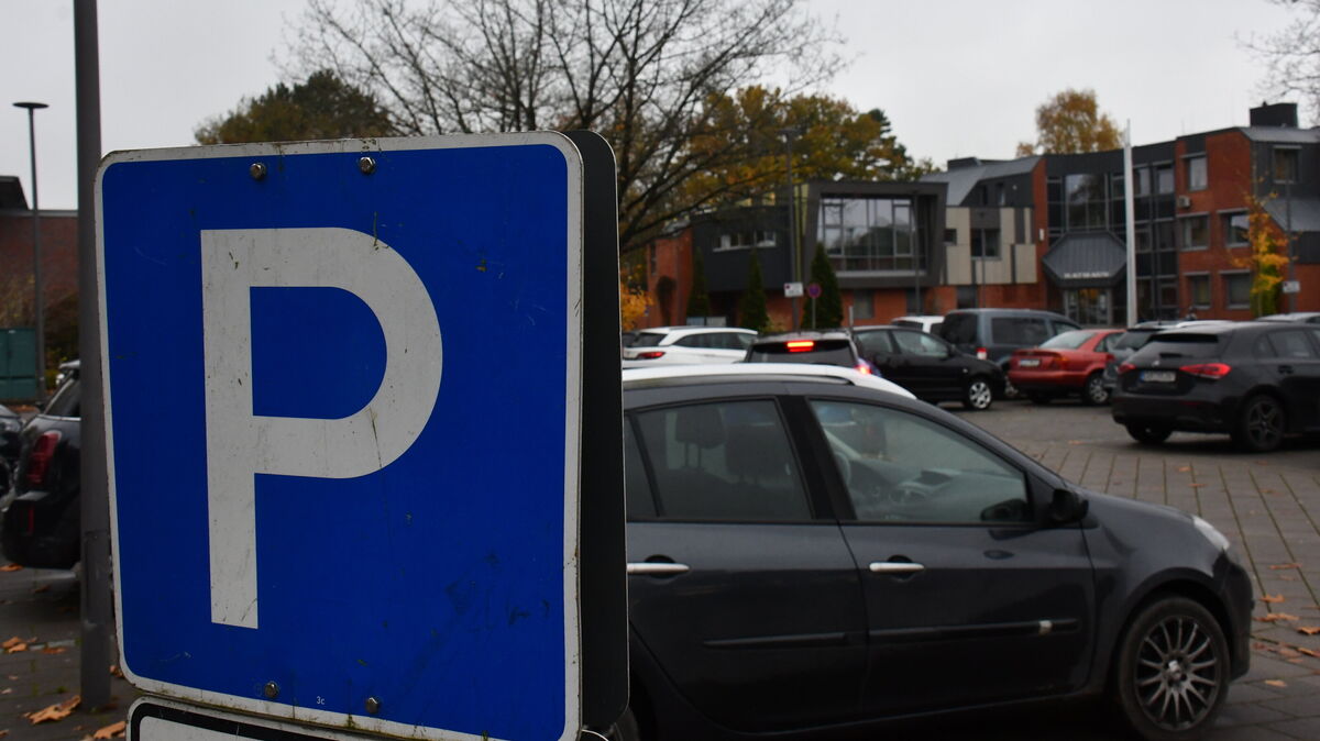Parkgebühren oder nicht? Noch kann man auch auf dem Hemmoorer Rathausplatz ohne Beschränkungen seinen Wagen abstellen. Aber das könnte sich ändern. Foto: Schröder