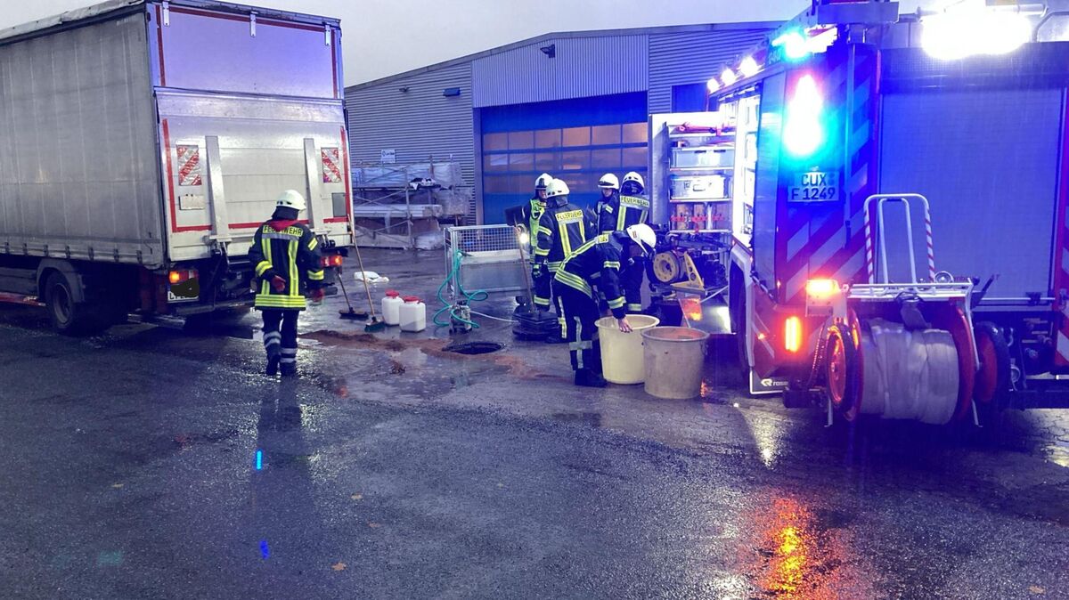 Beim Rangieren auf dem Hof eines Gewerbebetriebes fährt der Fahrer gegen einen Blumenkübel und reißt sich den Tank seines Fahrzeugs auf. Foto: Lange