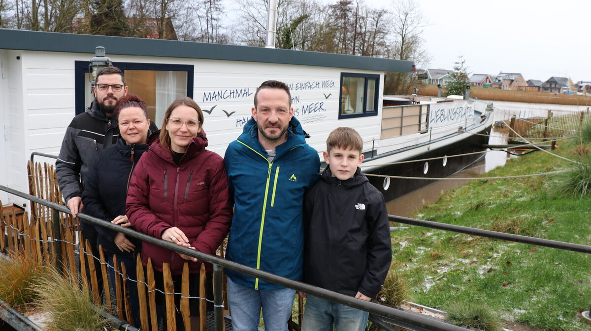 Die Familien Hofmann und Jungmann aus Thüringen waren die ersten Urlaubsgäste auf dem 100 Jahre alten Otterndorfer Hausboot "Lieselotte". Foto: Mangels
