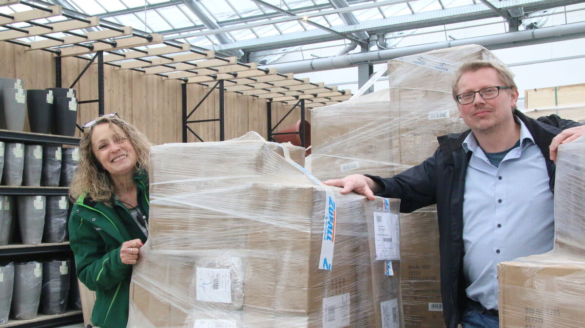 Unternehmer Rainer Weingärtner und die Leiterin der neuen Cuxhaven-Filiale Beate Rampf zwischen Kartontürmen im zentralen Glashaus an der Grodener Chaussee.