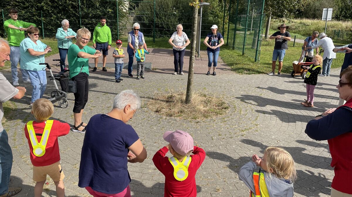 3000 Schritte für die Gesundheit: Ein Angebot, das in Groden begeistert aufgenommen wird. Der Höhepunkt ist es, wenn einmal im Monat die Kinder aus der Kita mitlaufen. Hier eine gemeinsame Fitnesseinheit auf dem Spielplatz. Foto: Reese-Winne