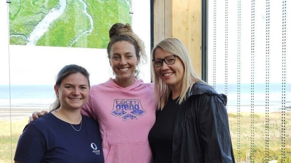 Von links: Ramona Reichert („Healthy Seas“), Weltmeisterin Leonie Beck und Agate Zake („Healthy Seas“) beim Besuch im WattBZ.