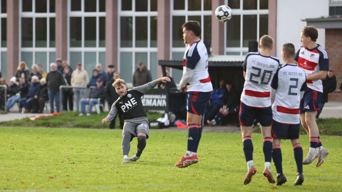 Auch weil Kevin Ujvari in der zweiten Hälfte mächtig aufdreht, gewinnt der FC Cuxhaven sein Heimspiel gegen Geestland und bleibt auch im 13. Saisonspiel ungeschlagen. Foto: Unruh