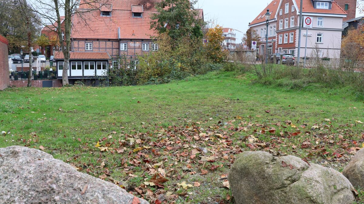 Die jahrelang ungenutzte Grünfläche an der Medembrücke in Otterndorf soll zu einem Mini-Park umgestaltet werden – mit Sitzmöglichkeiten und einer Unterstellhütte. Foto: Mangels