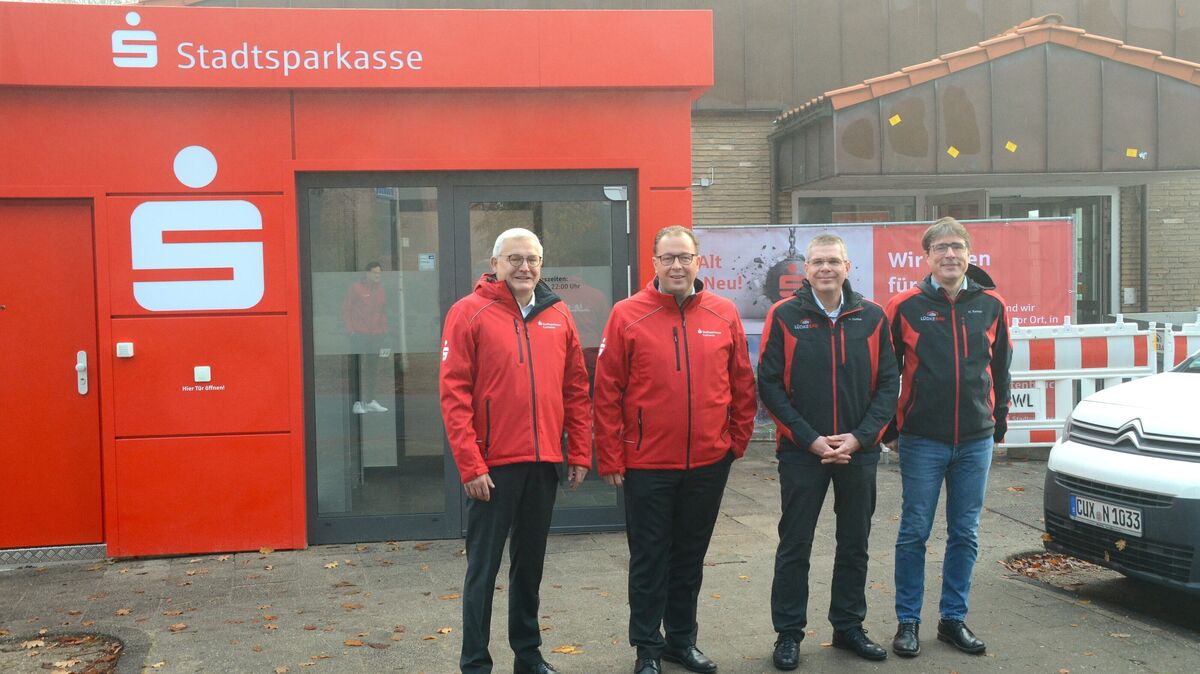 Bereit für den Abriss der alten Sparkassengeschäftsstelle und den Neubau an gleicher Stelle in Altenbruch: Die Vorstände Axel Lohmeier und Kai Mangels mit Lüdke-Bau-Geschäftsführer Helge Dunker und Architekt Mathias Renner (v.l.). Foto: Rohde