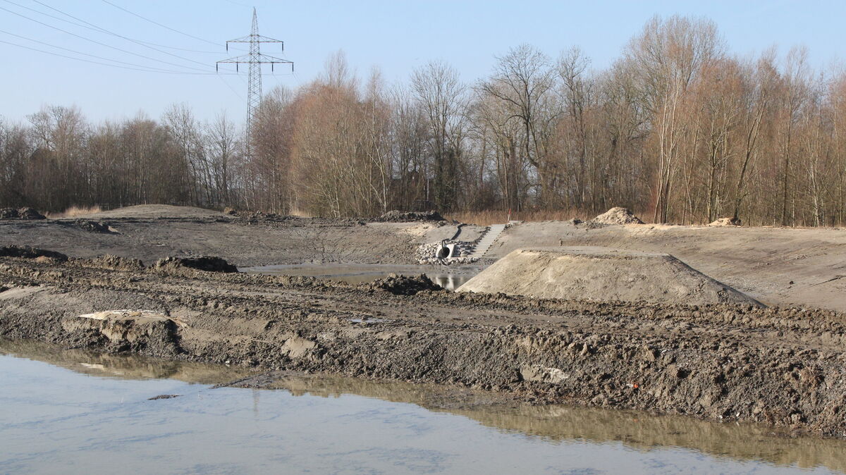 Beispiel für die Errichtung eines Regenwasserrückhaltebeckens: Am Böhlgraben war die EWE Wasser im Februar 2023 tätig. Diese Arbeiten können nur mit großem Gerät durchgeführt werden. Foto: Reese-Winne