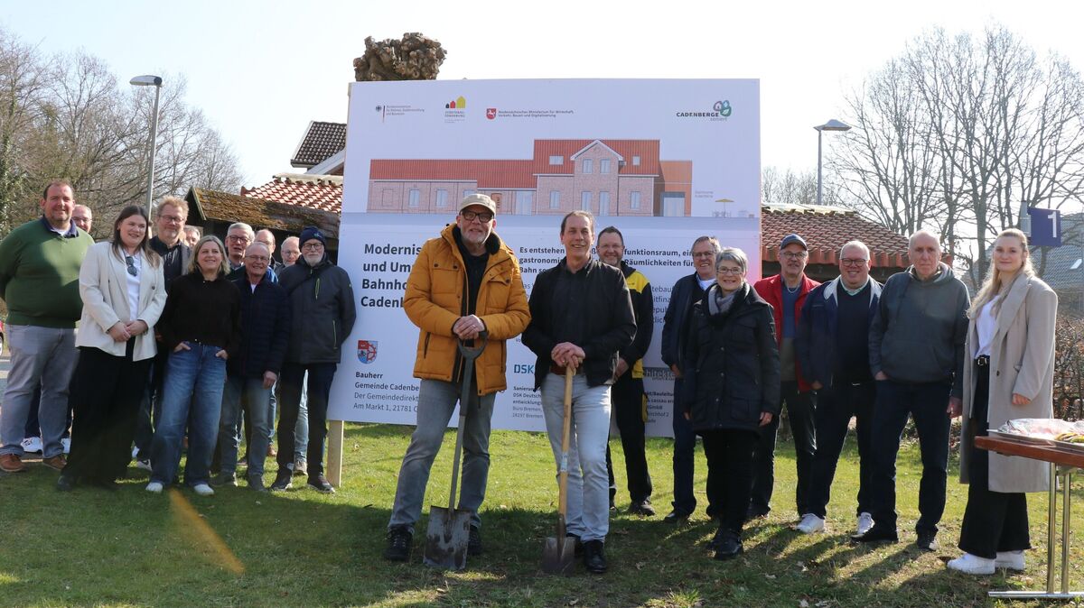 Unter den Augen von Ratsmitgliedern, Verwaltungsvertretern und beteiligten Firmen eröffneten Bürgermeister Wolfgang Heß und Gemeindedirektor Frank Thielebeule die Bauarbeiten mit dem ersten symbolischen Spatenstich. Foto: Mangels